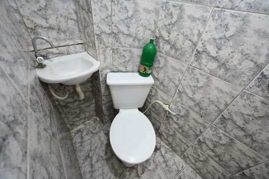 Banheiro social  de kitnet/studio para alugar com 1 quarto, 15m² em Setor Leste Vila Nova, Goiânia