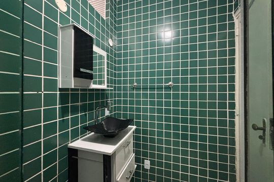 Banheiro social de apartamento para alugar com 3 quartos, 121m² em Copacabana, Rio de Janeiro