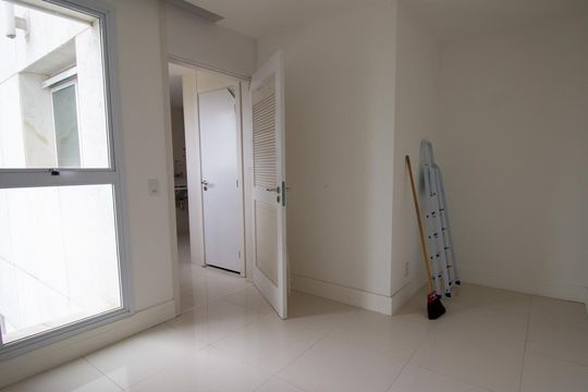 Quarto de Serviço de apartamento à venda com 4 quartos, 384m² em Barra da Tijuca, Rio de Janeiro