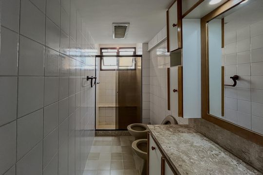 Banheiro da suíte de apartamento à venda com 4 quartos, 170m² em Leme, Rio de Janeiro
