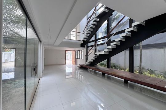 Sala de casa à venda com 4 quartos, 402m² em Barra da Tijuca, Rio de Janeiro