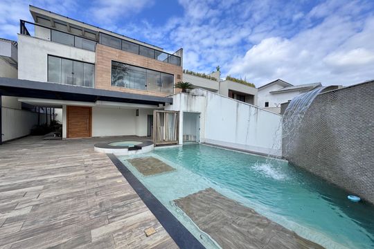 Fachada de casa à venda com 4 quartos, 402m² em Barra da Tijuca, Rio de Janeiro