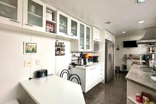 Cozinha de apartamento à venda com 4 quartos, 330m² em Lagoa, Rio de Janeiro