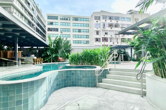 Área comum piscina de apartamento à venda com 2 quartos, 139m² em Leblon, Rio de Janeiro