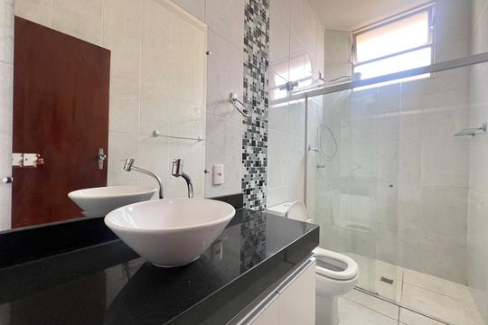 Banheiro do Quarto 2 de apartamento para alugar com 3 quartos, 105m² em Coração Eucarístico, Belo Horizonte