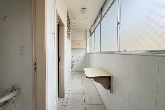 Banheiro de Serviço de apartamento para alugar com 3 quartos, 105m² em Coração Eucarístico, Belo Horizonte