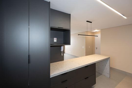 Cozinha de apartamento à venda com 2 quartos, 76m² em Vila da Serra, Nova Lima