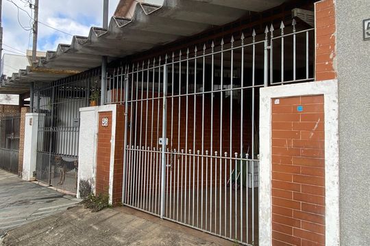 Fachada de casa à venda com 2 quartos, 90m² em Água Rasa, São Paulo