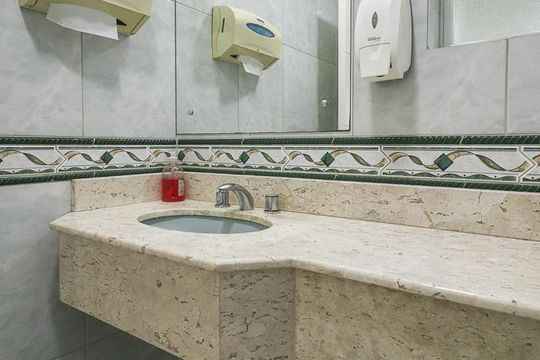 Banheiro de apartamento para alugar com 3 quartos, 160m² em Floresta, Porto Alegre