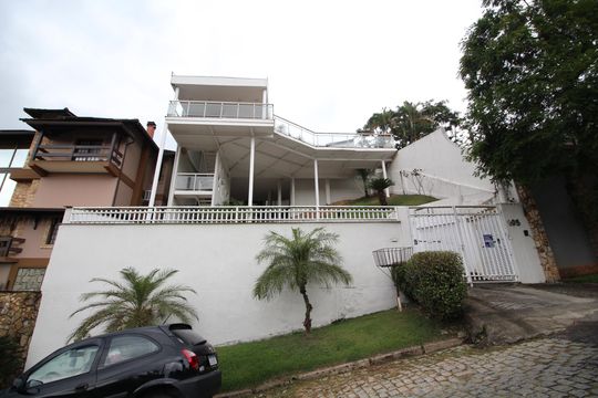 Fachada com Placa de casa de condomínio para alugar com 5 quartos, 900m² em Taquara, Rio de Janeiro