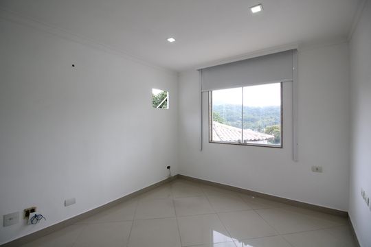 Quarto 1 de casa de condomínio para alugar com 5 quartos, 900m² em Taquara, Rio de Janeiro