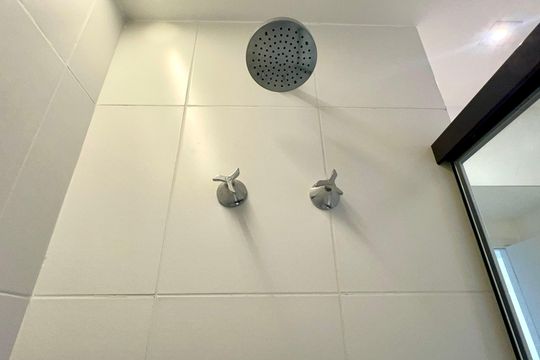 Banheiro de kitnet/studio à venda com 1 quarto, 24m² em Pinheiros, São Paulo