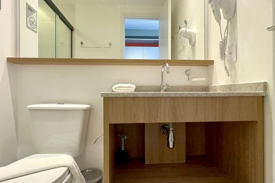 Banheiro de kitnet/studio à venda com 1 quarto, 24m² em Pinheiros, São Paulo