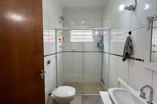 Banheiro de casa à venda com 2 quartos, 124m² em Alto de Pinheiros, São Paulo