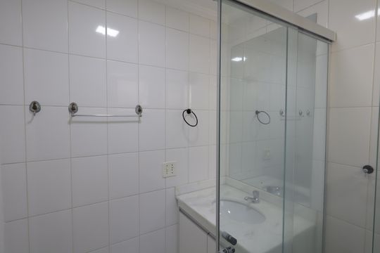 Banheiro Social de apartamento para alugar com 2 quartos, 49m² em Vila Andrade, São Paulo