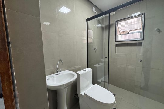 Banheiro social de casa para alugar com 2 quartos, 70m² em Rochdale, Osasco