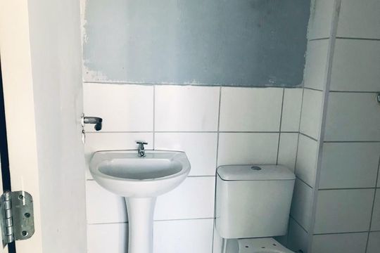 Banheiro de apartamento para alugar com 2 quartos, 54m² em Guadalupe, Rio de Janeiro