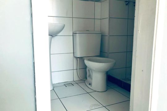 Banheiro de apartamento para alugar com 2 quartos, 54m² em Guadalupe, Rio de Janeiro