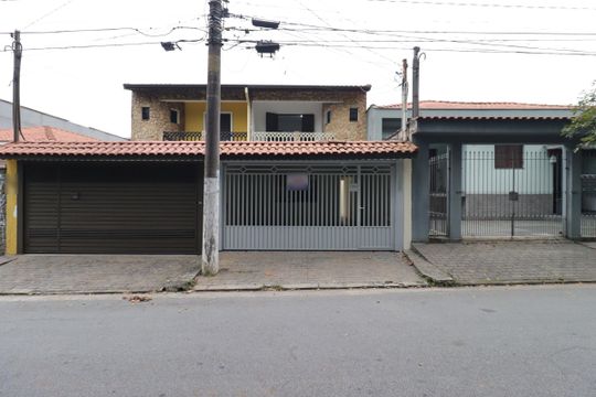 Fachada de casa à venda com 3 quartos, 210m² em Vila Curuçá, Santo André