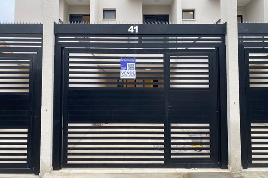 Plaquinha de casa à venda com 3 quartos, 103m² em Vila Paiva, São Paulo