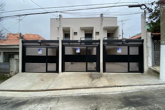Fachada de casa à venda com 3 quartos, 105m² em Vila Paiva, São Paulo