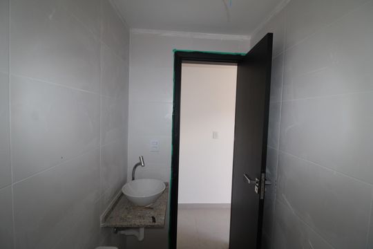 Banheiro de apartamento à venda com 1 quarto, 33m² em Parada Inglesa, São Paulo