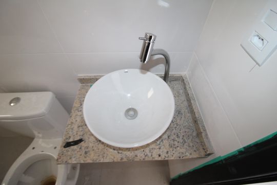 Banheiro de apartamento à venda com 1 quarto, 33m² em Parada Inglesa, São Paulo