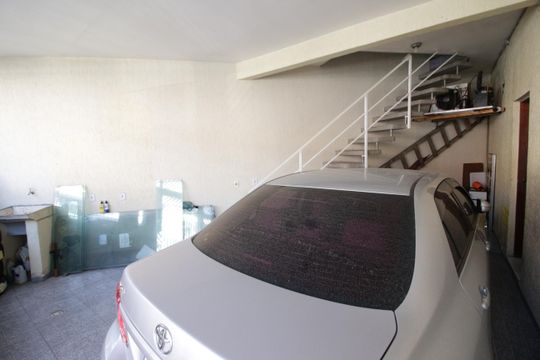 Garagem de casa à venda com 3 quartos, 266m² em Piratininga, Osasco