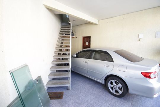 Garagem de casa à venda com 3 quartos, 266m² em Piratininga, Osasco