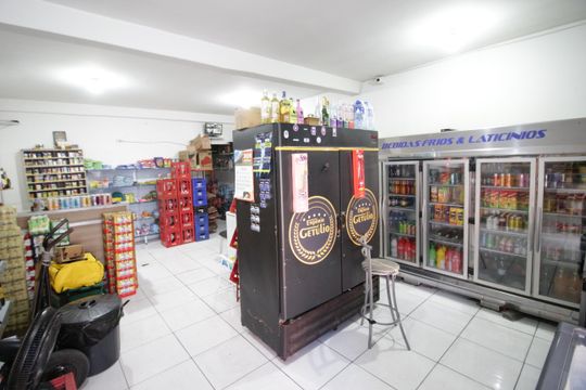 Salão da garagem de casa à venda com 3 quartos, 266m² em Piratininga, Osasco