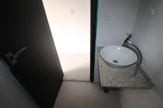 Banheiro de apartamento à venda com 1 quarto, 33m² em Parada Inglesa, São Paulo