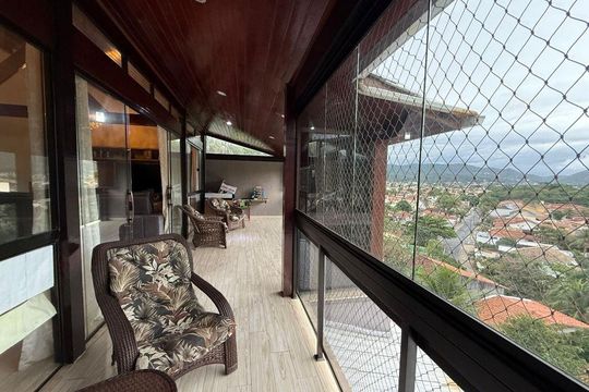Casa à venda com 4 quartos, 450m² em Maravista, Niterói