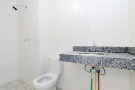 Banheiro de apartamento à venda com 1 quarto, 43m² em Vila Rosalia, Guarulhos
