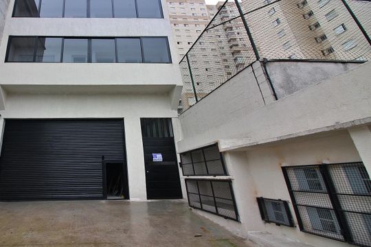 Fachada + Placa de apartamento para alugar com 1 quarto, 40m² em Ferrazópolis, São Bernardo do Campo