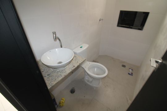 Banheiro de apartamento à venda com 1 quarto, 33m² em Parada Inglesa, São Paulo
