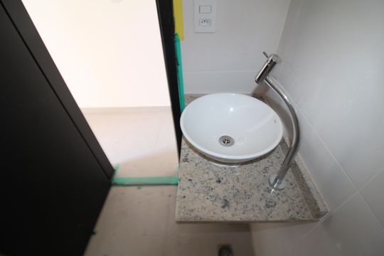 Banheiro de apartamento à venda com 1 quarto, 33m² em Parada Inglesa, São Paulo