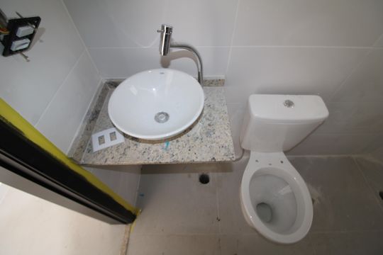 Banheiro de apartamento à venda com 1 quarto, 33m² em Parada Inglesa, São Paulo