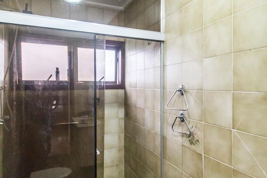 Banheiro da Suíte de casa de condomínio para alugar com 3 quartos, 300m² em Alphaville, Santana de Parnaíba