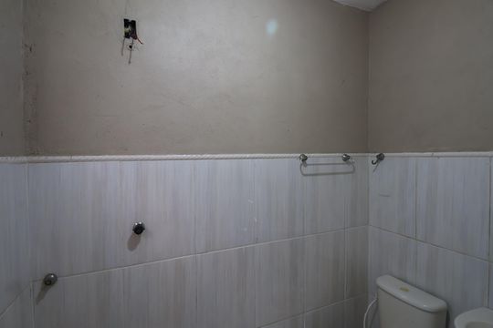 Banheiro de serviço de casa para alugar com 3 quartos, 350m² em Harmonia, Canoas