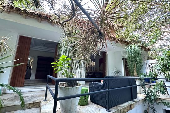 Fachada de casa à venda com 6 quartos, 600m² em Gávea, Rio de Janeiro