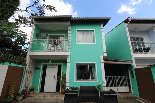 Fachada de casa de condomínio à venda com 4 quartos, 140m² em Taquara, Rio de Janeiro