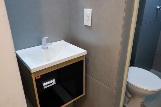 Banheiro de apartamento à venda com 2 quartos, 52m² em Piratininga, Osasco