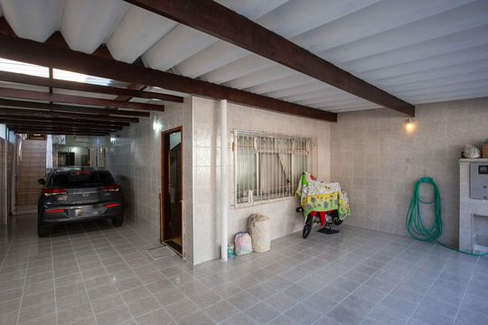 Garagem de casa à venda com 4 quartos, 232m² em Taboão, Diadema