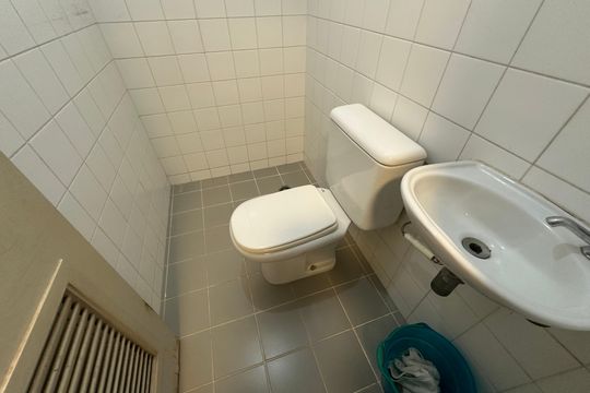 Banheiro de serviço de apartamento à venda com 3 quartos, 90m² em Alphaville, Barueri