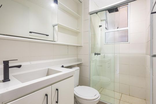 Banheiro de apartamento à venda com 2 quartos, 53m² em Taquara, Rio de Janeiro