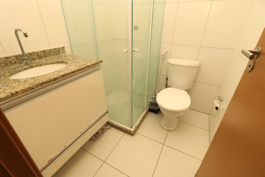 Banheiro de apartamento para alugar com 1 quarto, 53m² em Stiep, Salvador