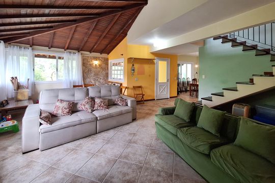 Sala de casa de condomínio à venda com 5 quartos, 236m² em Matapaca, Niterói