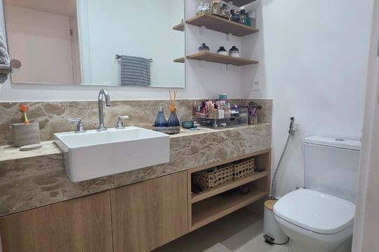 Banheiro da Suíte de apartamento para alugar com 2 quartos, 74m² em Barra da Tijuca, Rio de Janeiro
