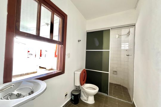 Banheiro da Edícula de casa para alugar com 2 quartos, 189m² em Jabaquara, São Paulo