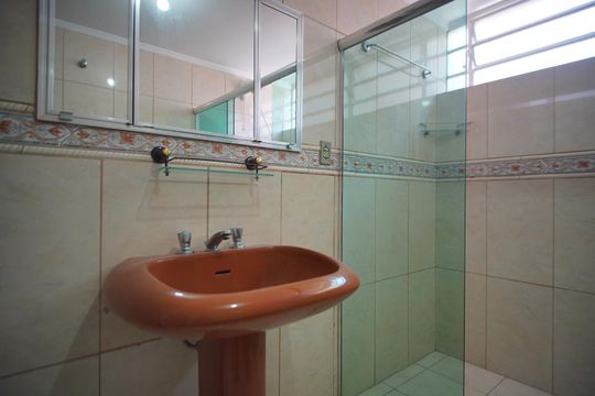 Banheiro Corredor 1 de casa à venda com 5 quartos, 400m² em Chácara das Pedras, Porto Alegre